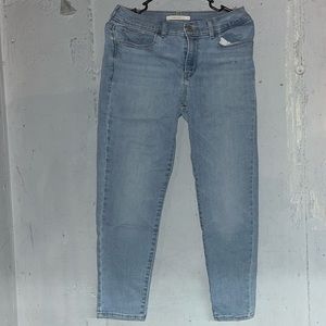 Levi’s super stretchy classic crop skinny jean size 2